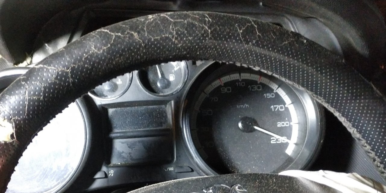 Direğe çarpan otomobilin hız kadranı 230’da takılı kaldı: 3 ölü, 3 yaralı