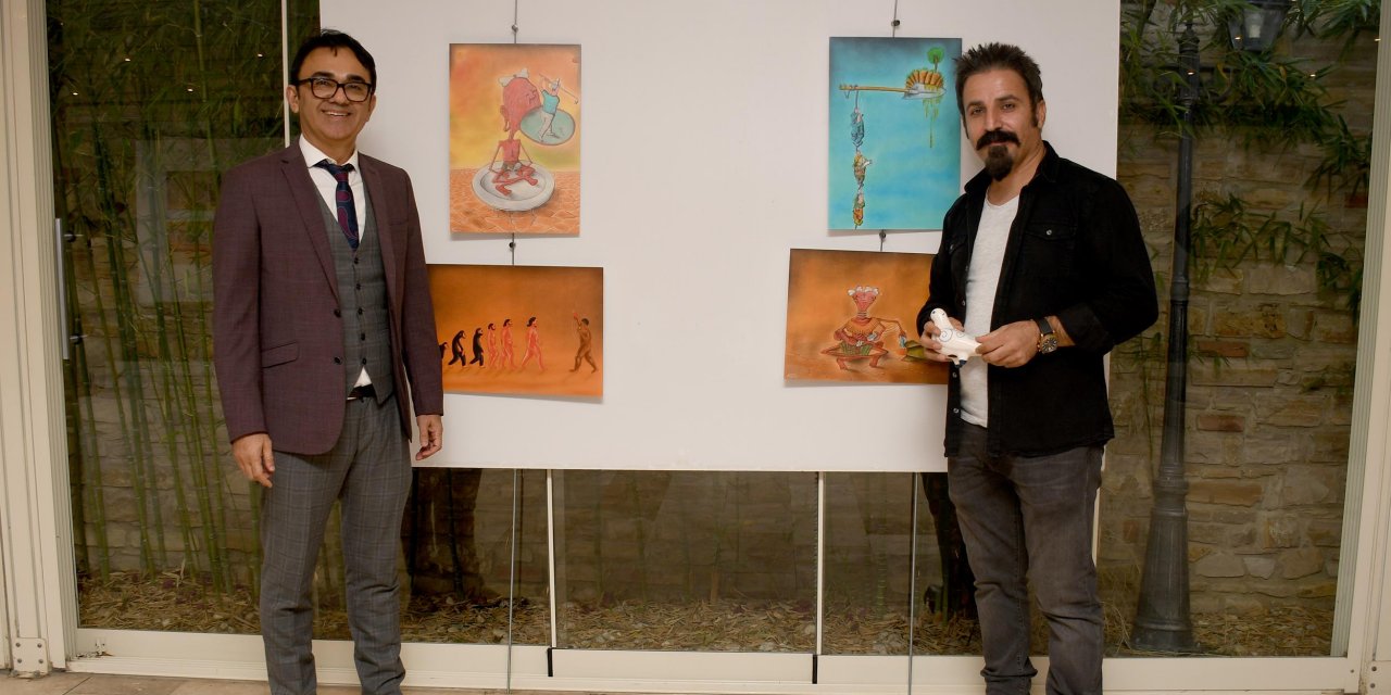 ÖDÜLLÜ KARİKATÜR SANATÇISININ ESERLERİ KUŞADASI’NDA