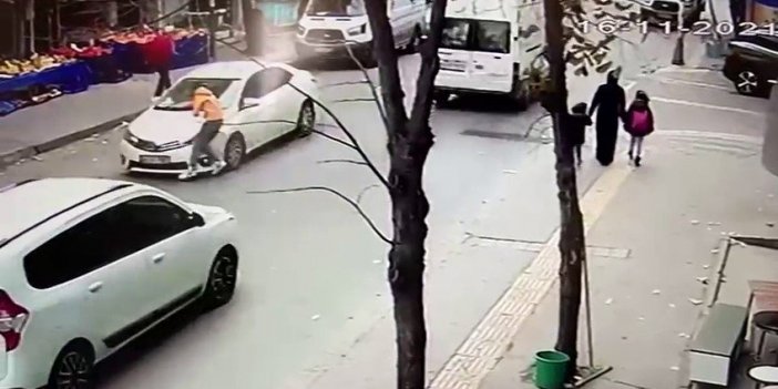 Esenyurt’ta feci kaza kamerada: Otomobilin çarptığı çocuk yola savruldu