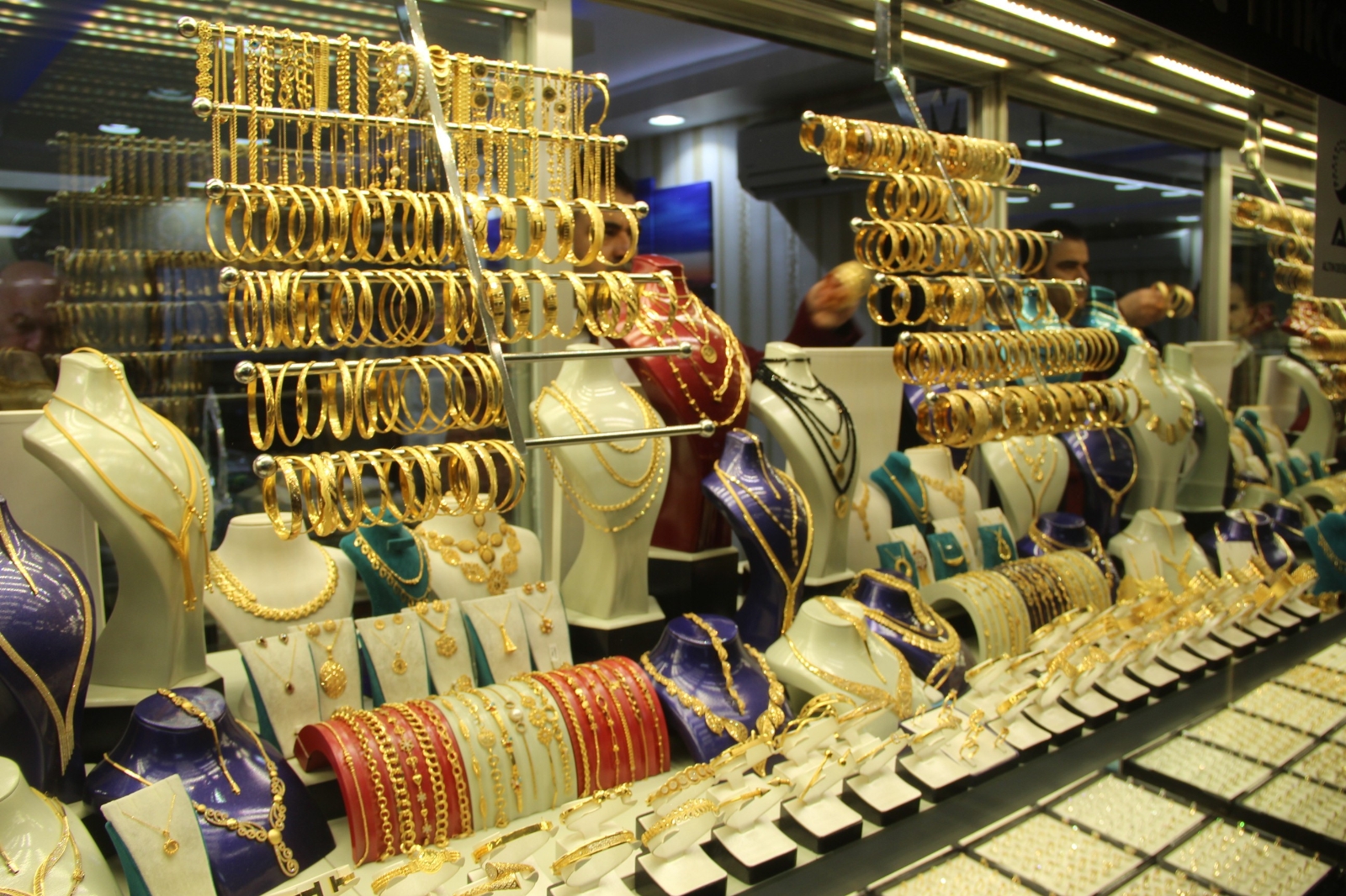 Kuyumculardan “Altına yatırım yapan zarar etmez” tavsiyesi