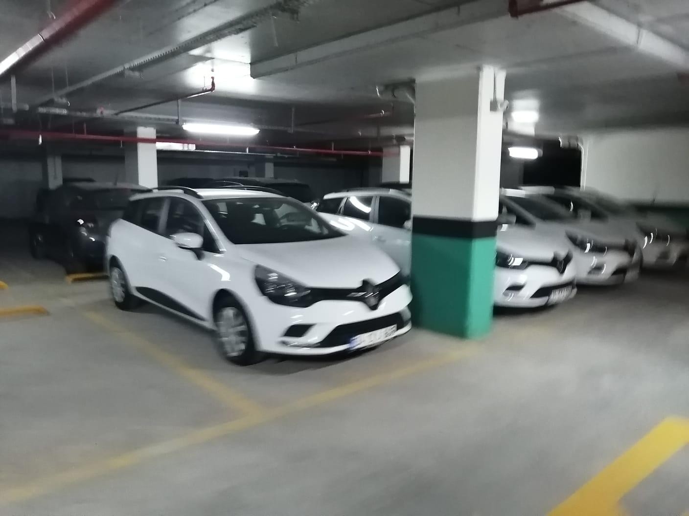 Sıfır otolar rezidansların otoparklarında stoklanıyor