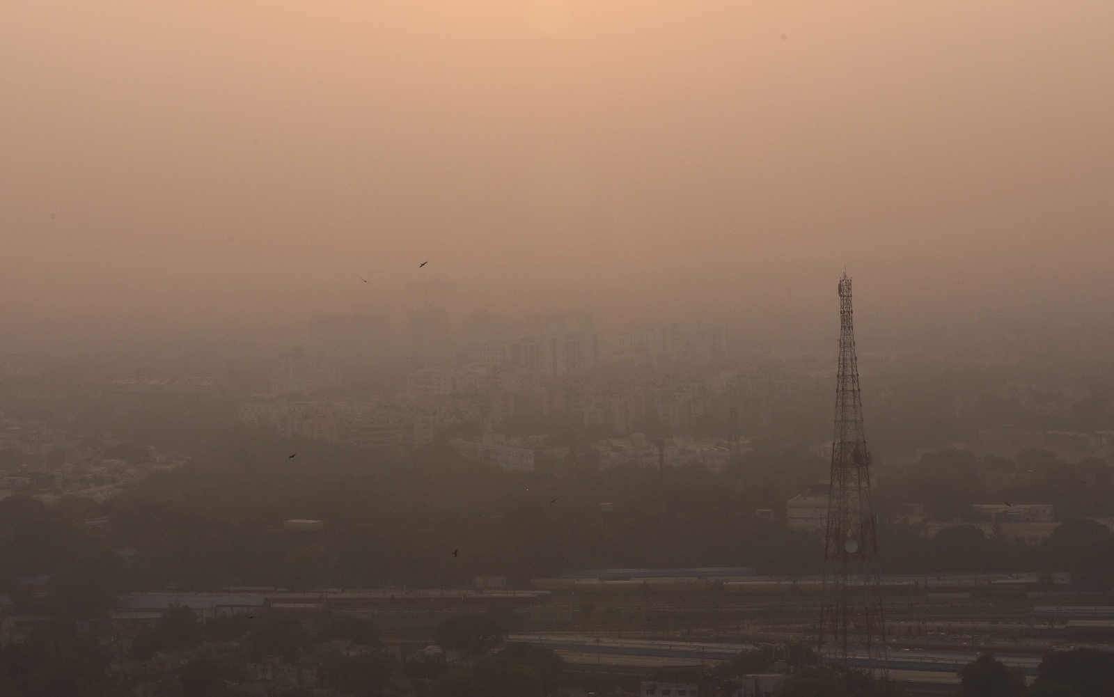 Hindistan’ın başkenti Yeni Delhi’de hava kirliliği nedeniyle eğitime süresiz ara verildi