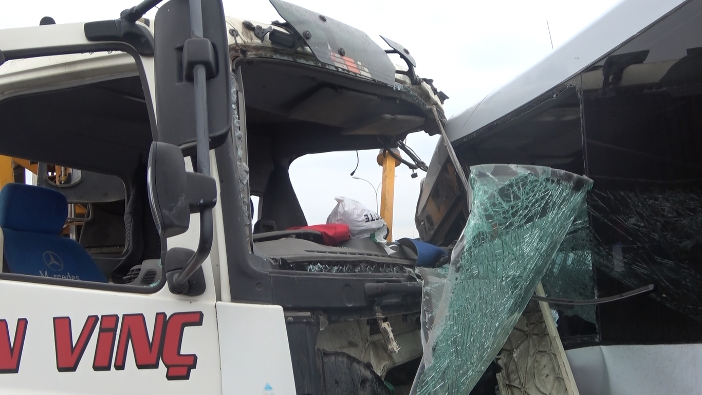 Servis aracı ile vinç çarpıştı: 2 yaralı