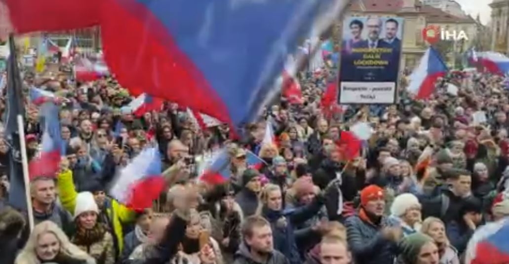Çekya’da binlerce kişi Covid-19 önlemlerini protesto etti