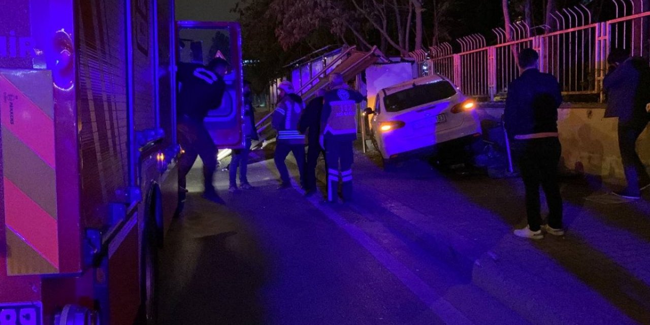 Ataşehir'de otomobil otobüs durağına daldı: 1 ölü 2 yaralı