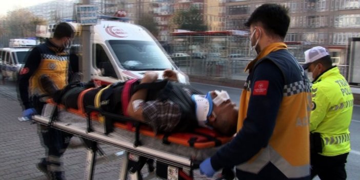 Halk otobüsü, durakta bekleyen otobüse çarptı: 13 yaralı