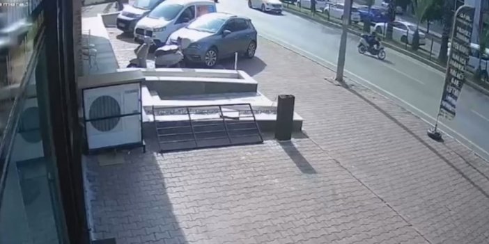 Motosiklet sürücüsü otomobilin altında kalmaktan kıl payı kurtuldu