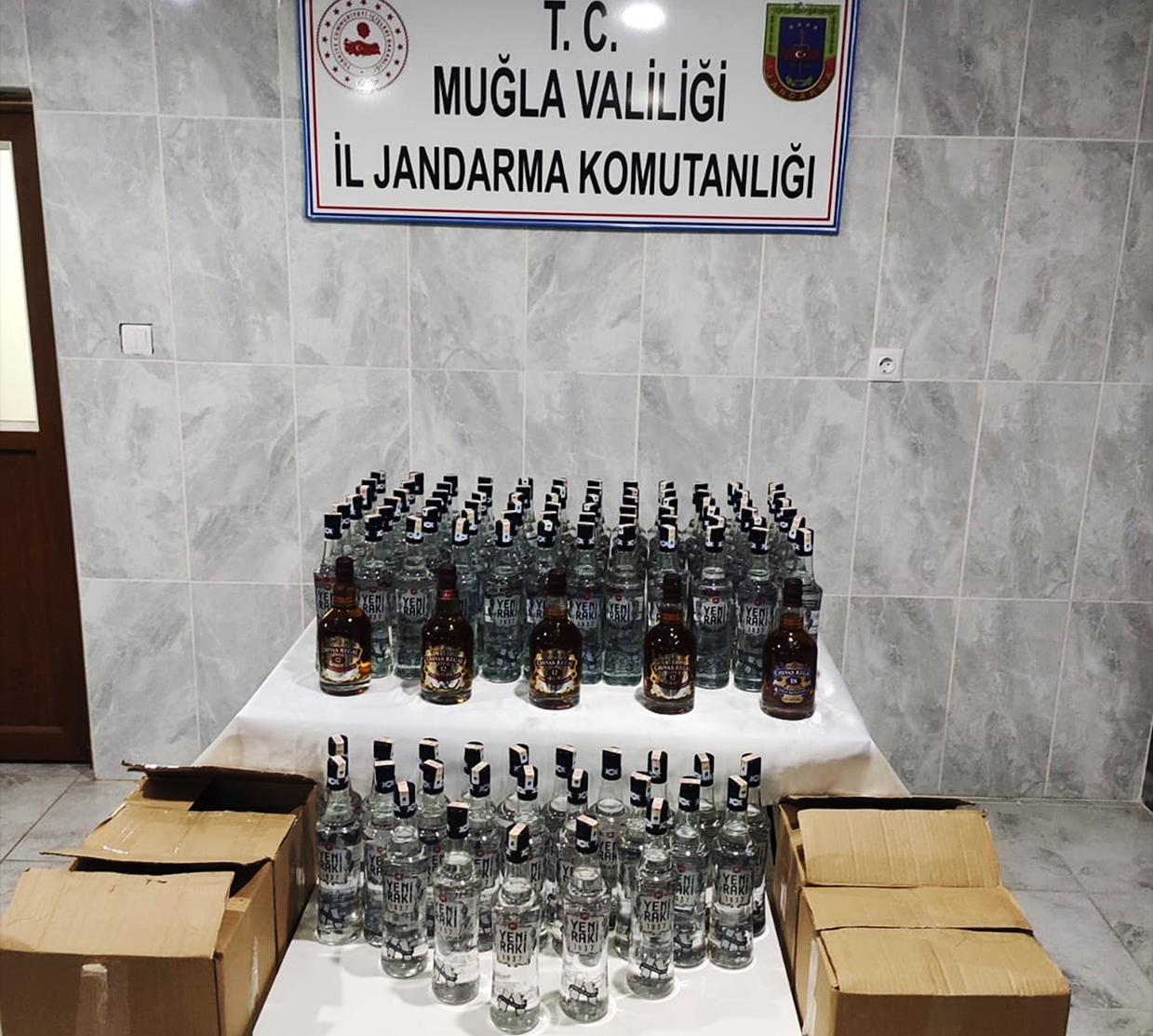 Yol kontrolünde sahte bandrollü içki ele geçirildi