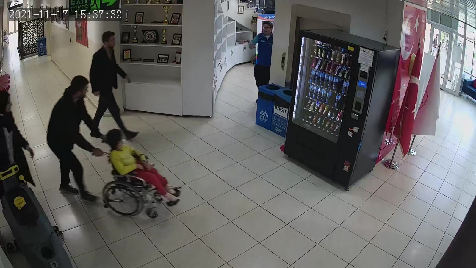 Deprem anında engelli sporcunun üzerine kapandı