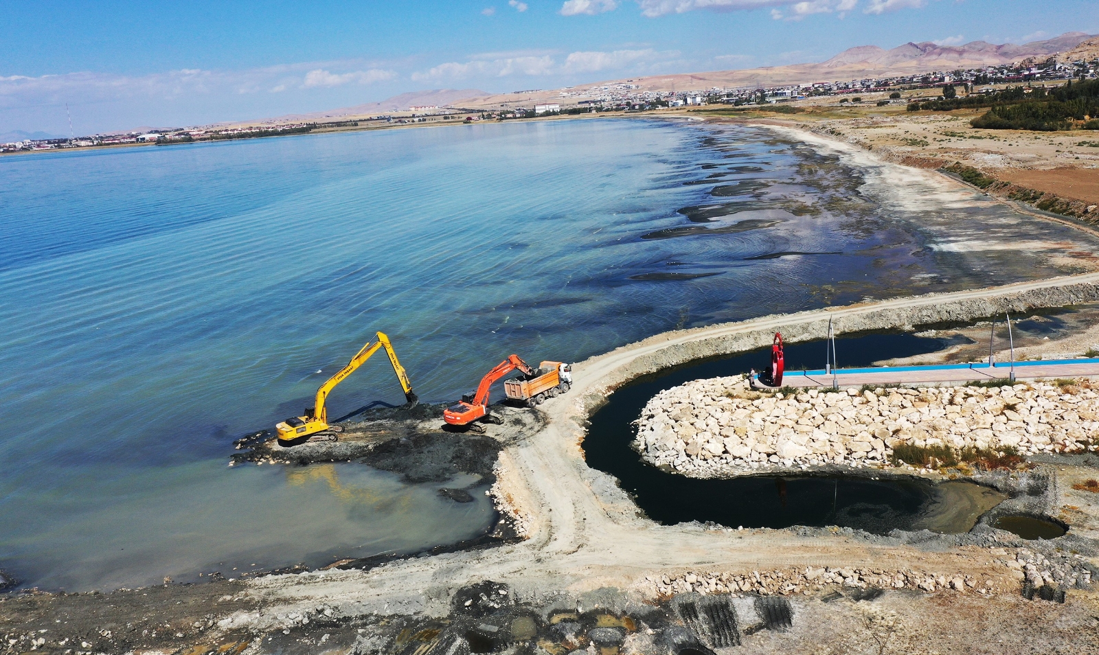 Van Gölü’nden 24 Bin Metreküp Balçık Ve Çamur Çıkartıldı
