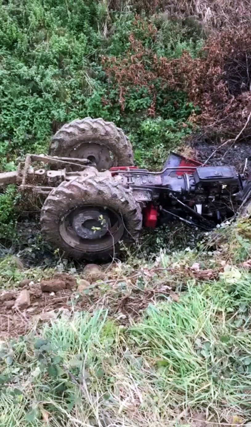 Devrilen traktörün altında kalan 17 yaşındaki sürücü ağır yaralandı