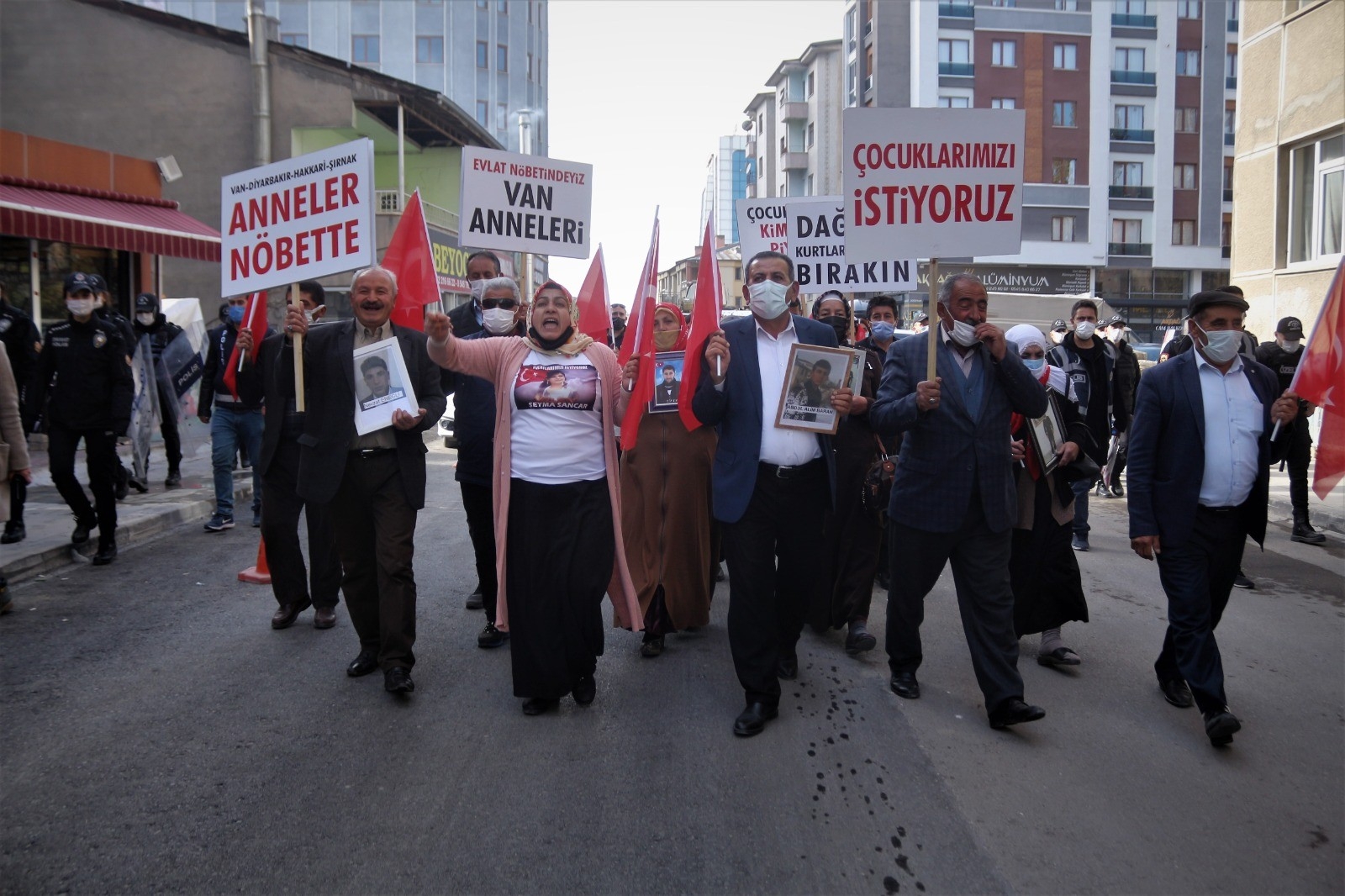 Kızına Seslenen Vanlı Anne: “Baban Ölmeden Gel Gör”