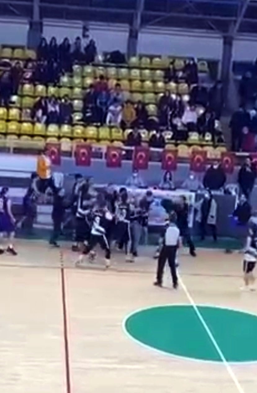 Basket Sahası Biranda Boks Ringine Dönüştü