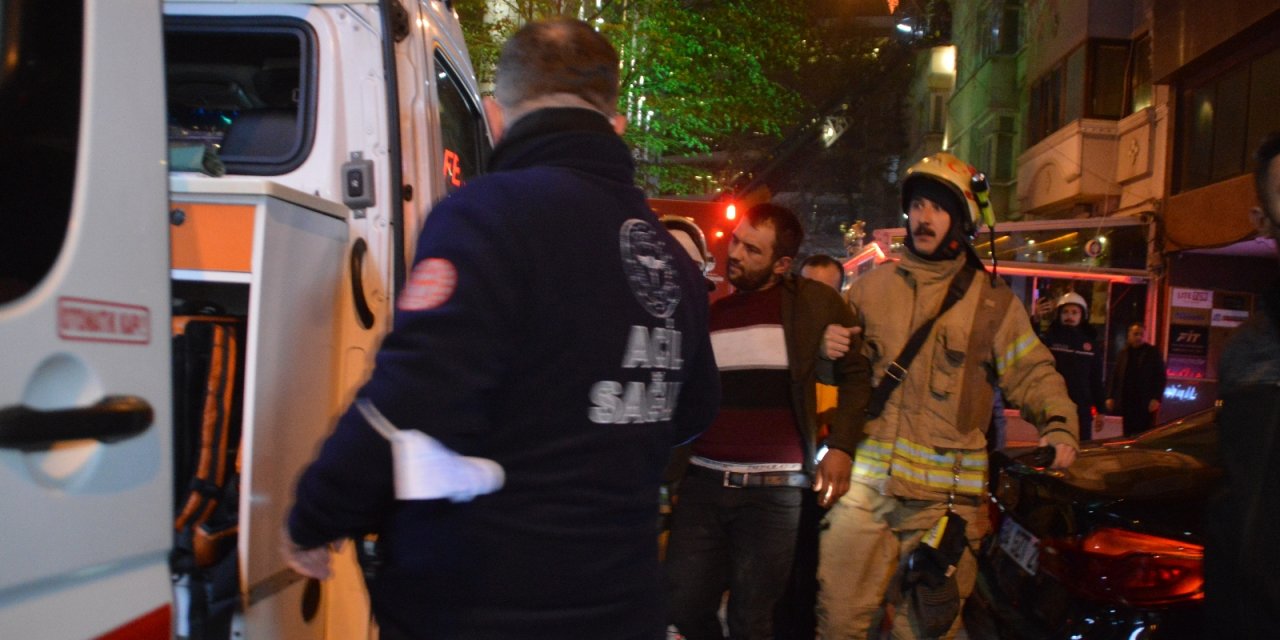 Taksim’deki metruk binada çıkan yangında 1 kişi dumandan etkilendi