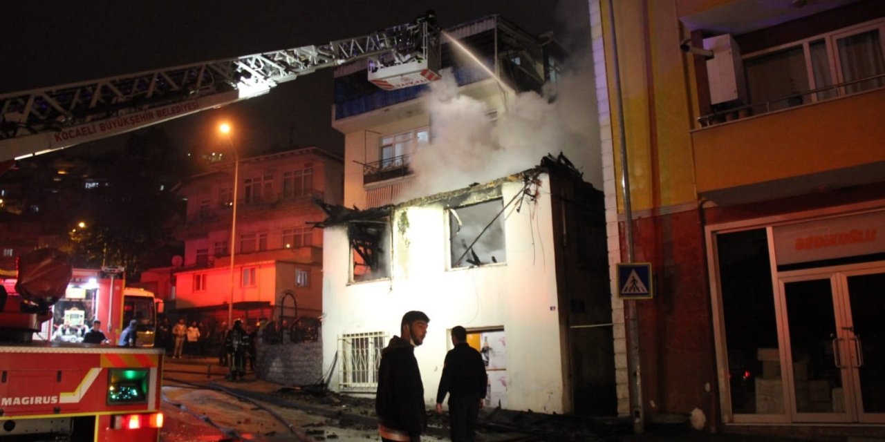 İki katlı ev alev alev yandı, yaşlı adam hayatını kaybetti