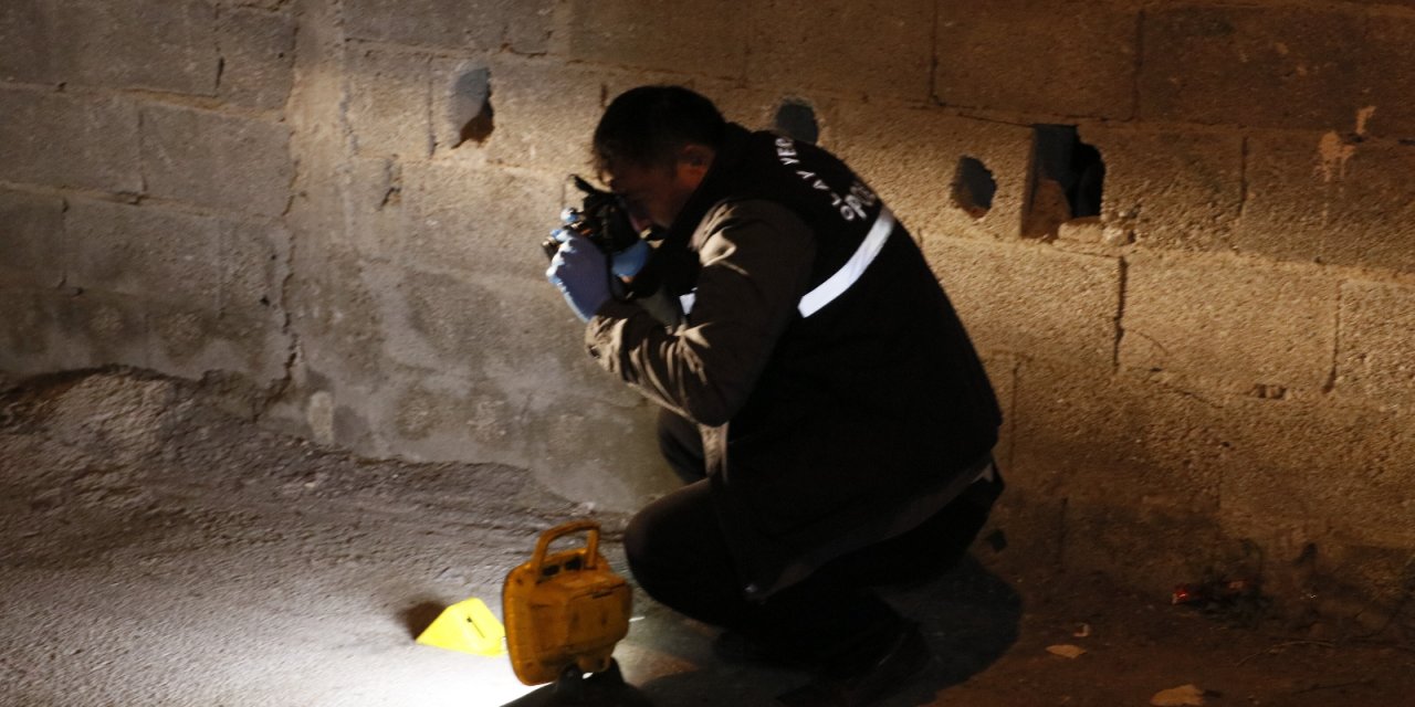 Evinin önünde silahlı saldırıya uğrayan kişi ağır yaralandı
