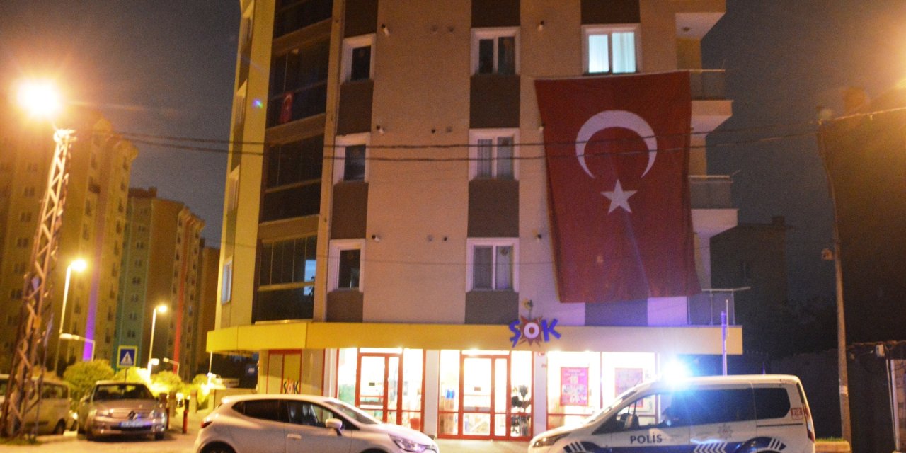 Şırnak’ta şehit olan askerin İstanbul’daki evine Türk bayrağı asıldı