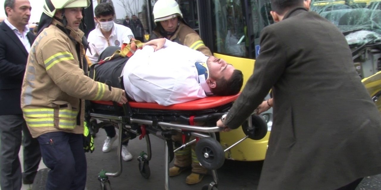 Üsküdar’da iki İETT otobüsü birbirine girdi, şoför yaralandı