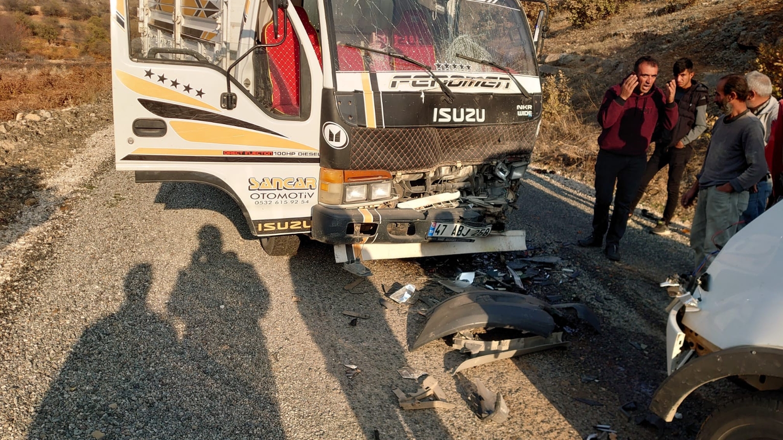 Kamyonet ile minibüs kafa kafaya çarpıştı: 4 yaralı