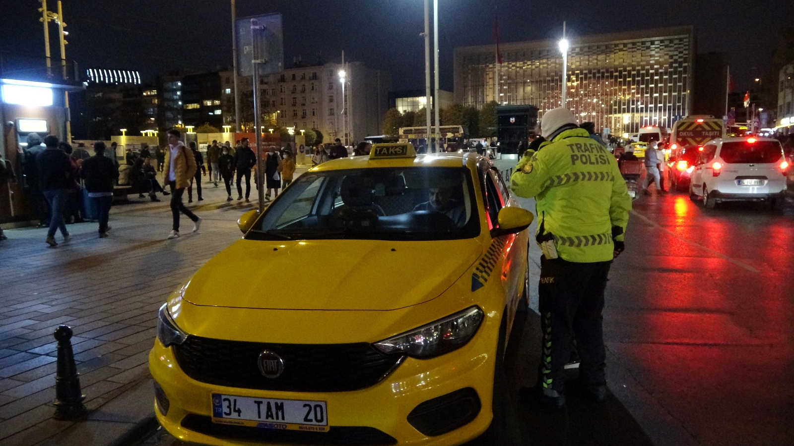 Taksim’deki uygulamada sürücülere ceza yağdı