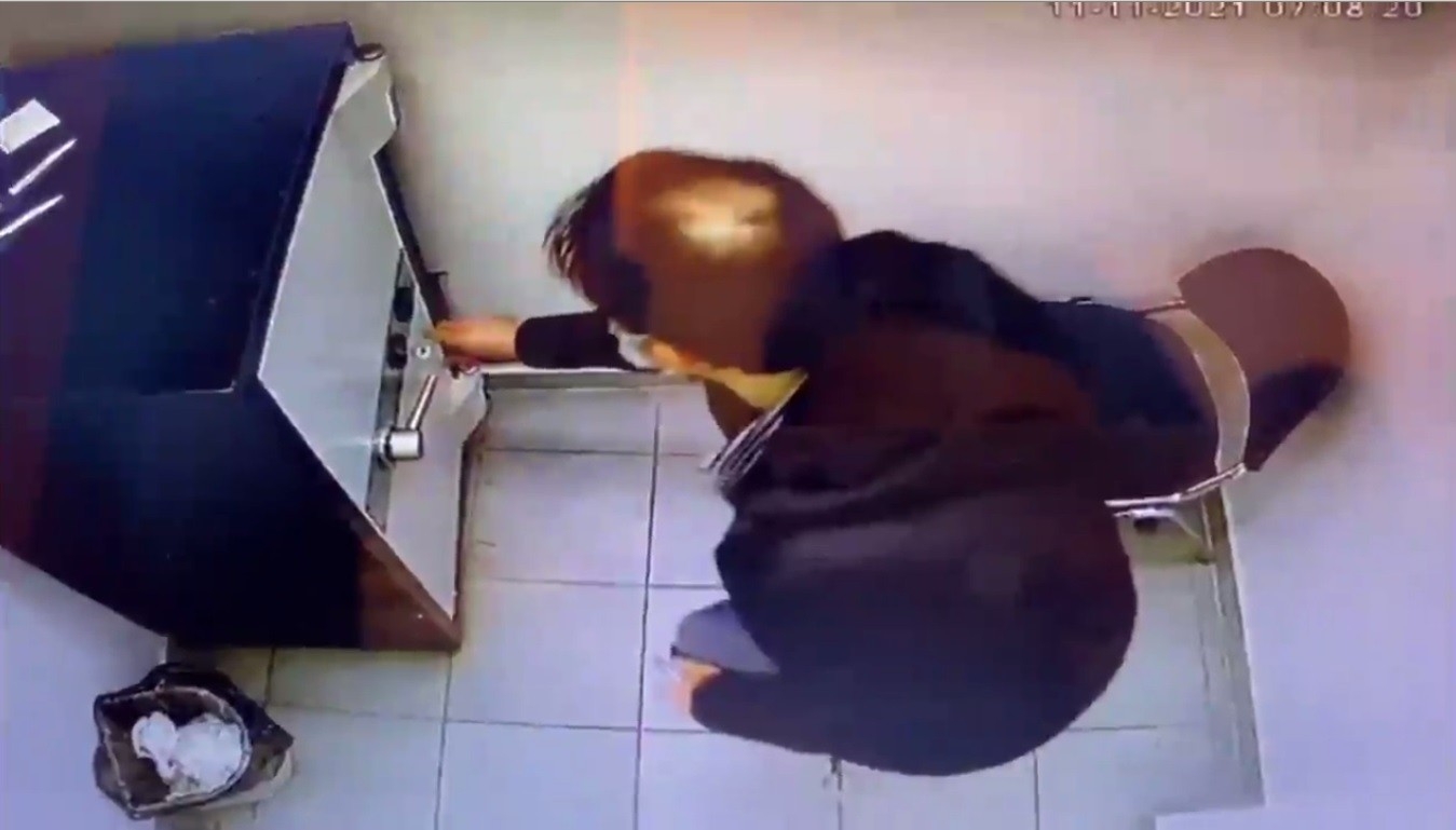 Çalıştığı döviz bürosunu böyle soydu: 3 milyon lira değerinde döviz çaldı