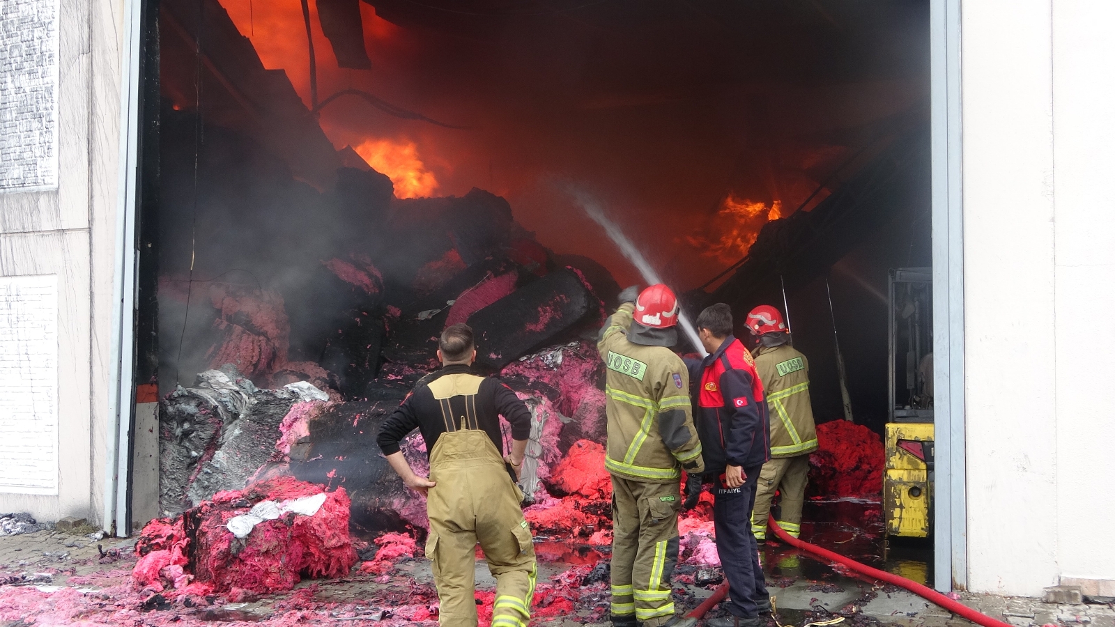 Tekstil Fabrikasındaki Yangın 3 Saattir Devam Ediyor