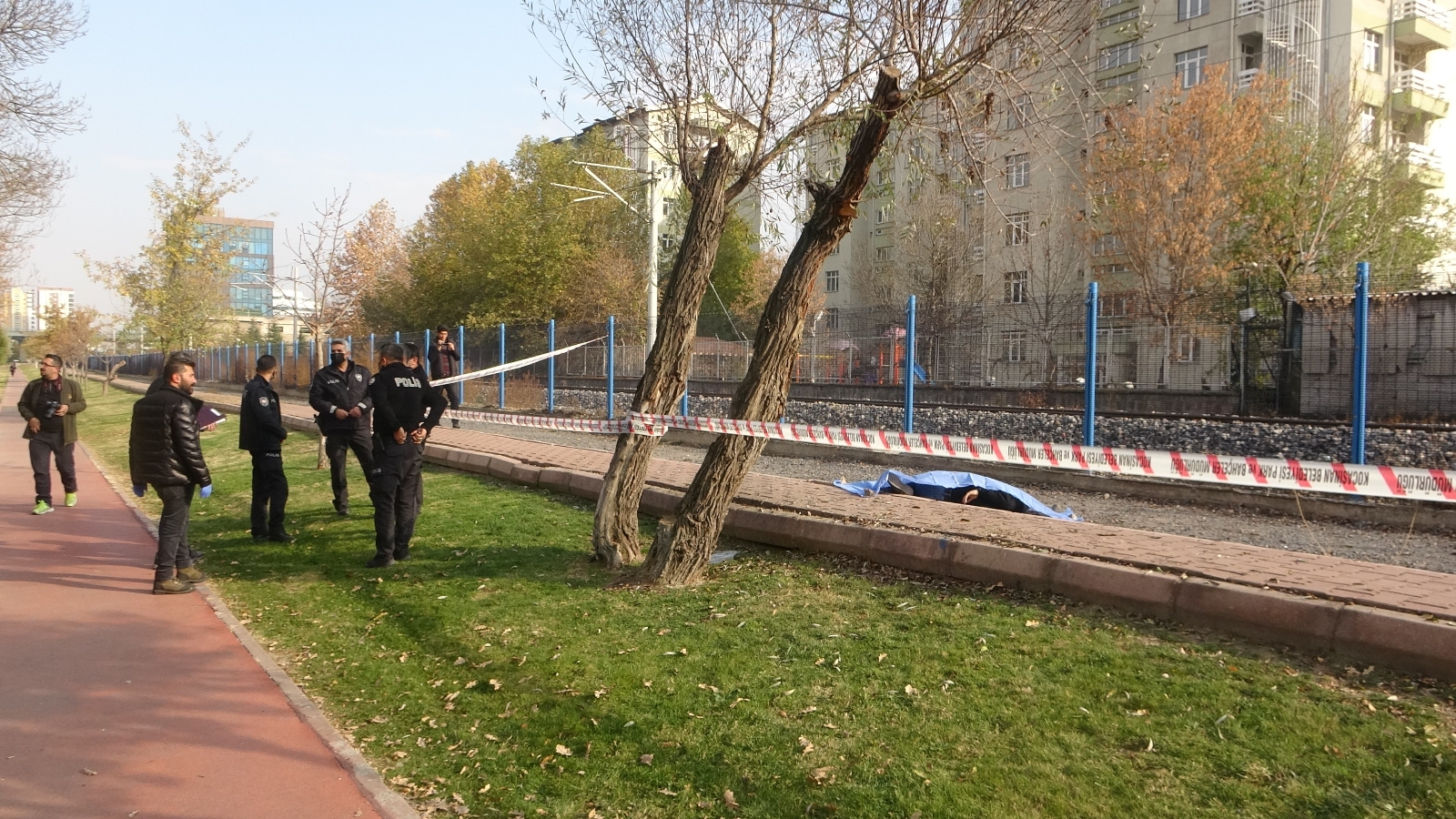 Kayseri’de şüpheli ölüm; meraklı gözlerle ekipleri izlediler