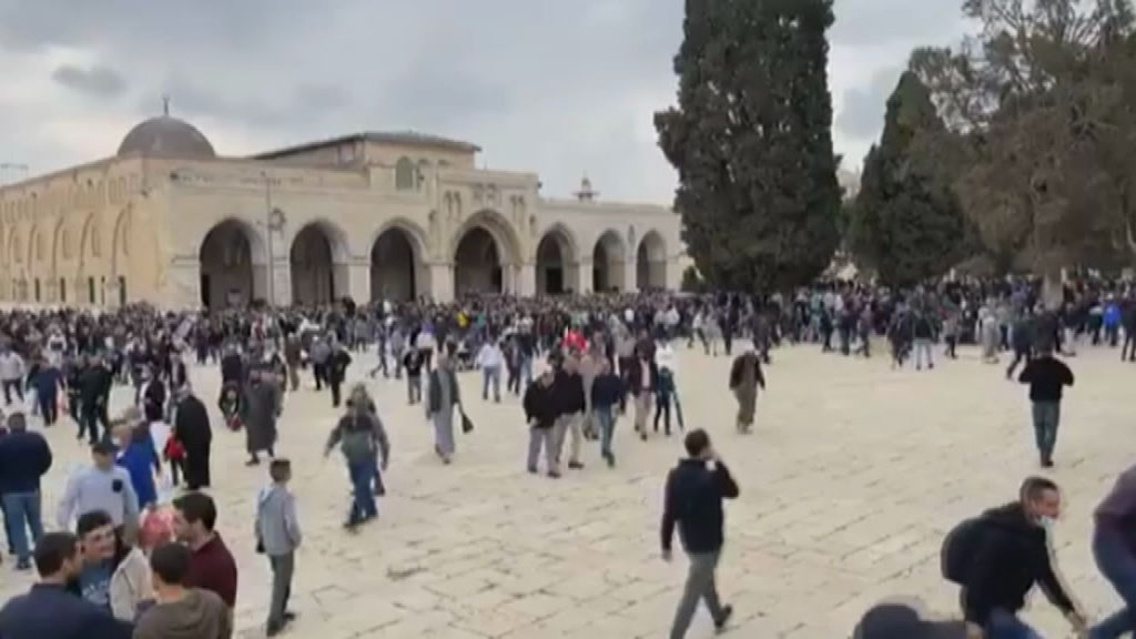 Mescid-i Aksa’da 50 bin müslüman cuma namazı kıldı