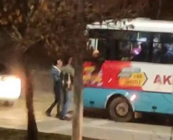 Halk otobüsünün önünü kesip sürücüye saldırdı