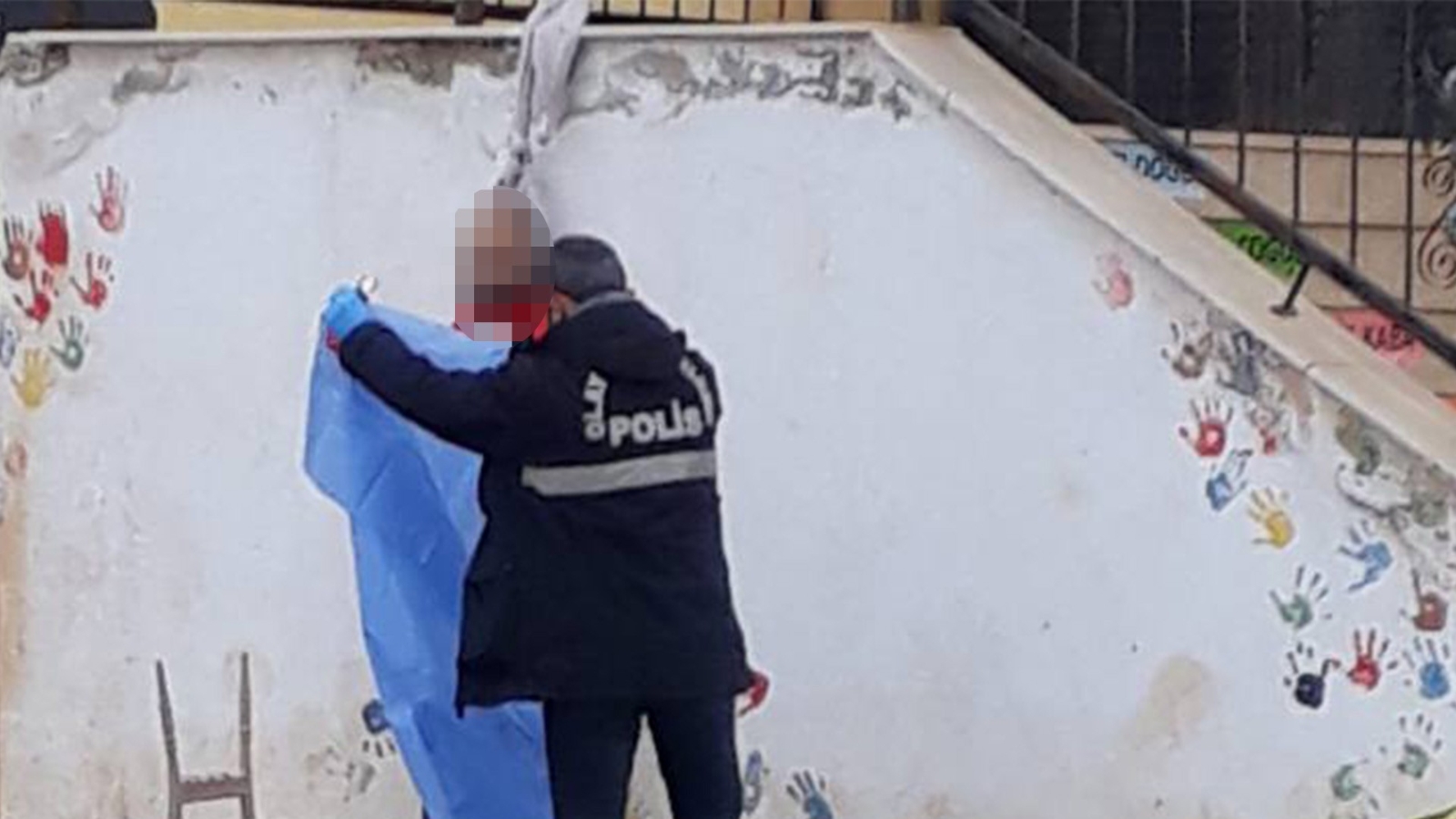 Okul bahçesinde kan donduran olay: Vatandaşlar asılı halde buldu