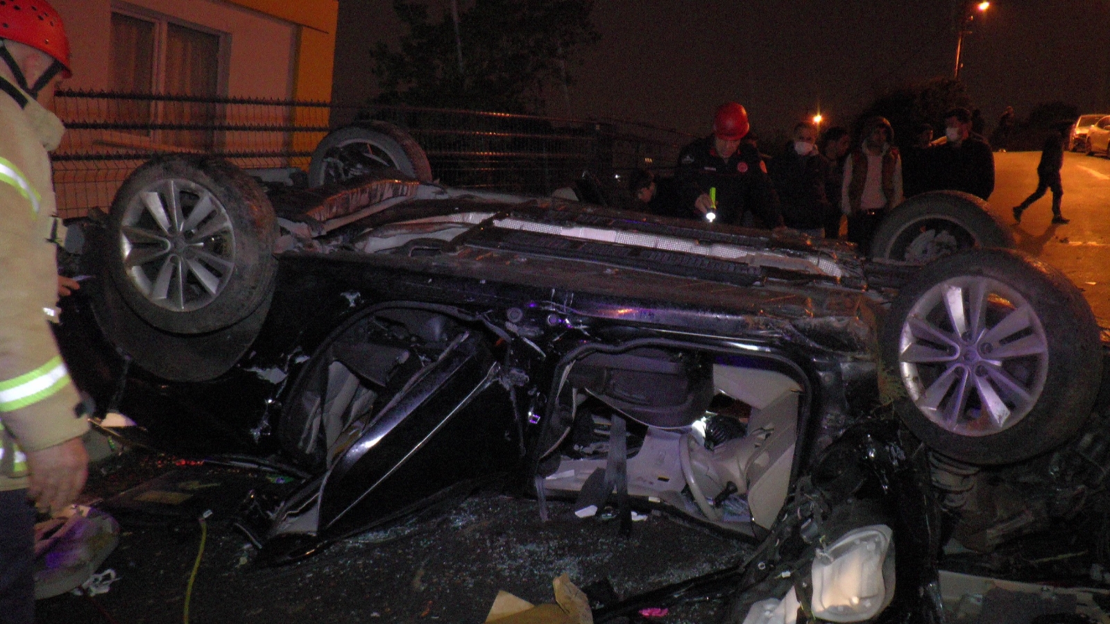 Pendik’te otomobil 50 metreden uçtu, anne ve kızı yaralandı