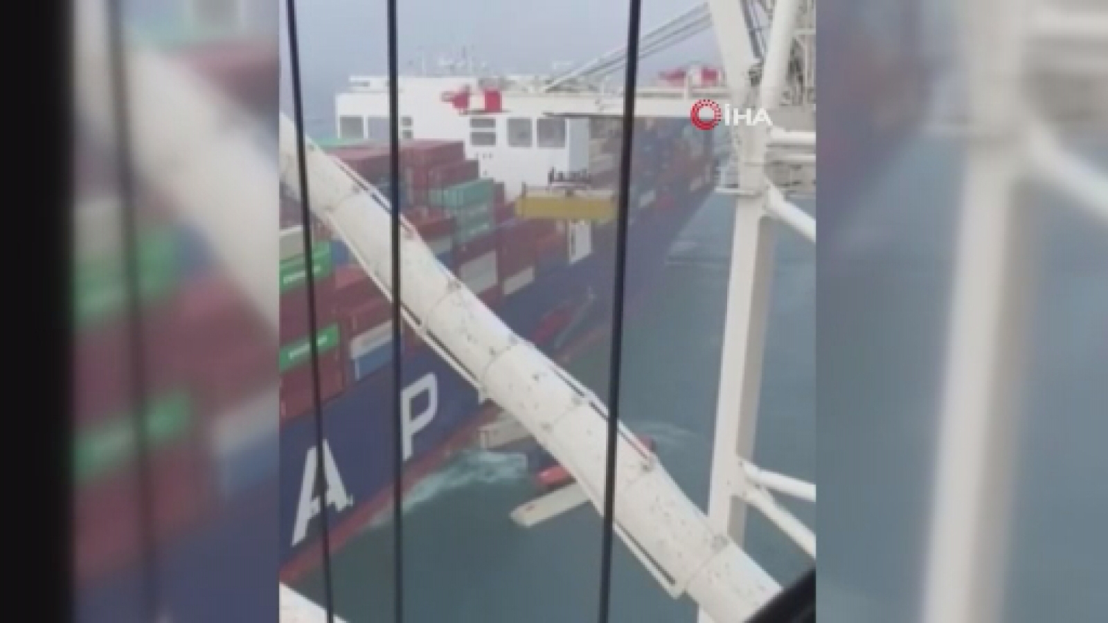 Şiddetli rüzgar nedeniyle yük gemisindeki konteynerler denize düştü
