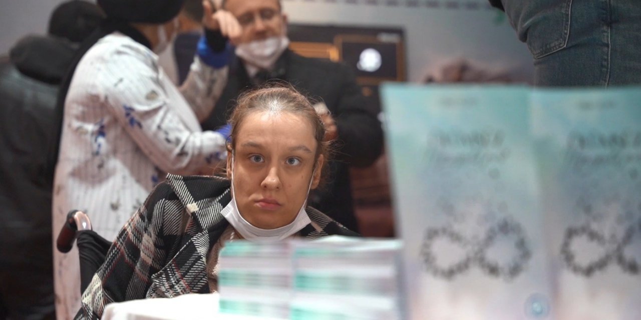 Burnu ile kitap yazdı, okurlarına imzaladı