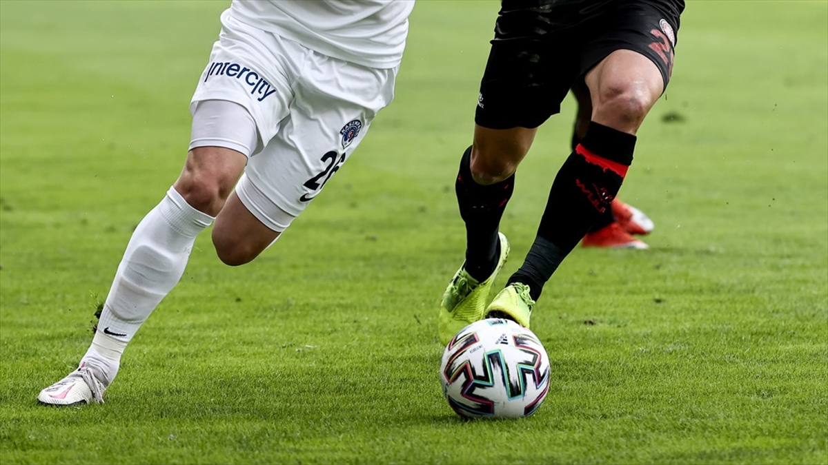 Süper Lig'de 'Haliç Derbisi' Yarın Yapılacak