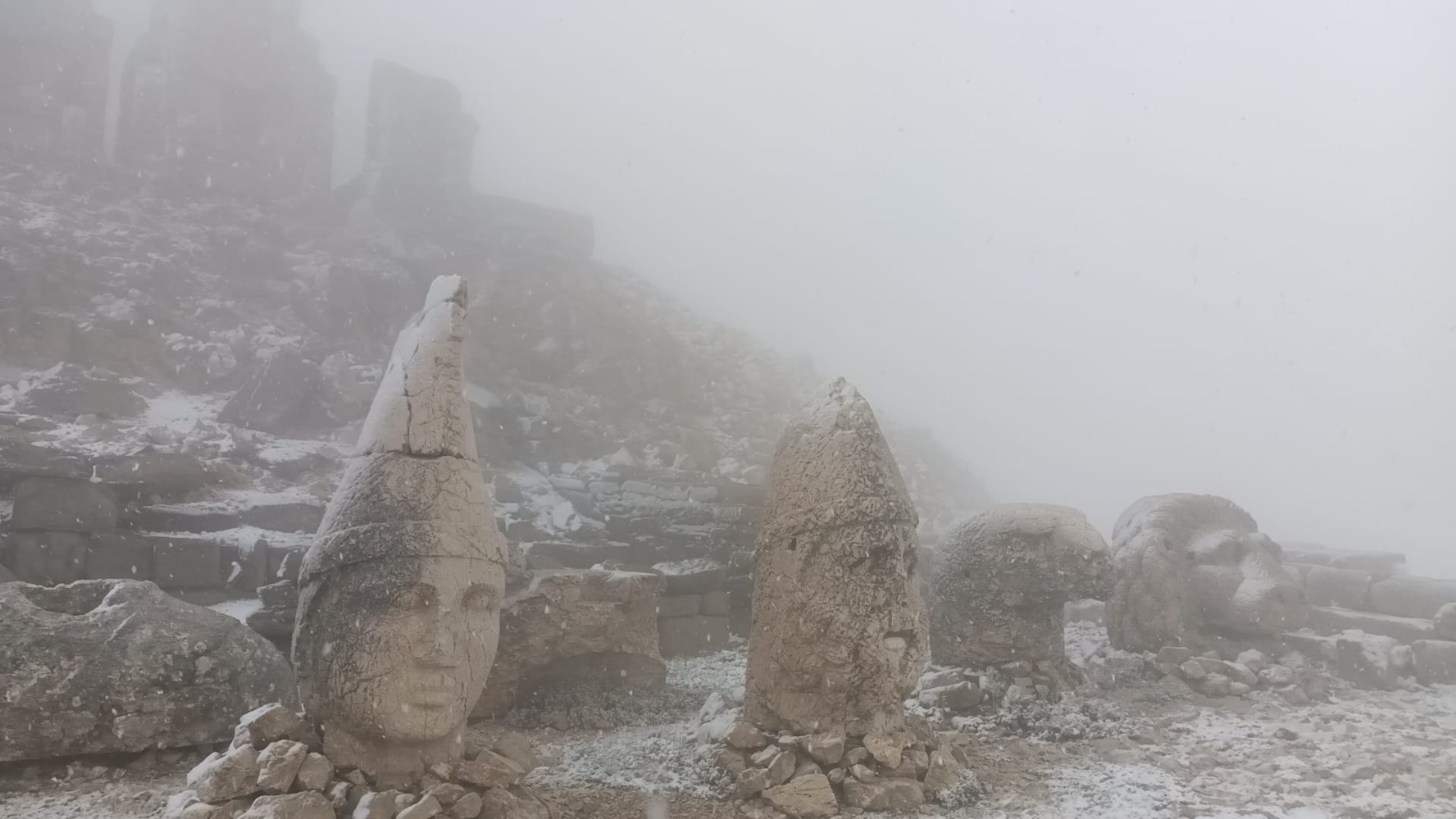 Nemrut Dağı’na mevsimin ilk karı düştü