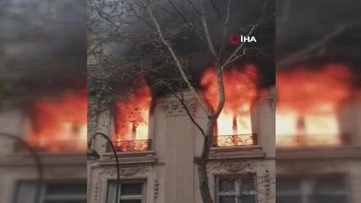 Paris’te Tarihi Binada Korkutan Yangın