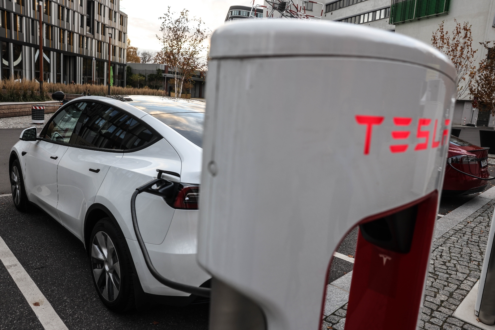 Tesla uygulamasına erişim sorunu: Sürücüler araçlarına binemedi