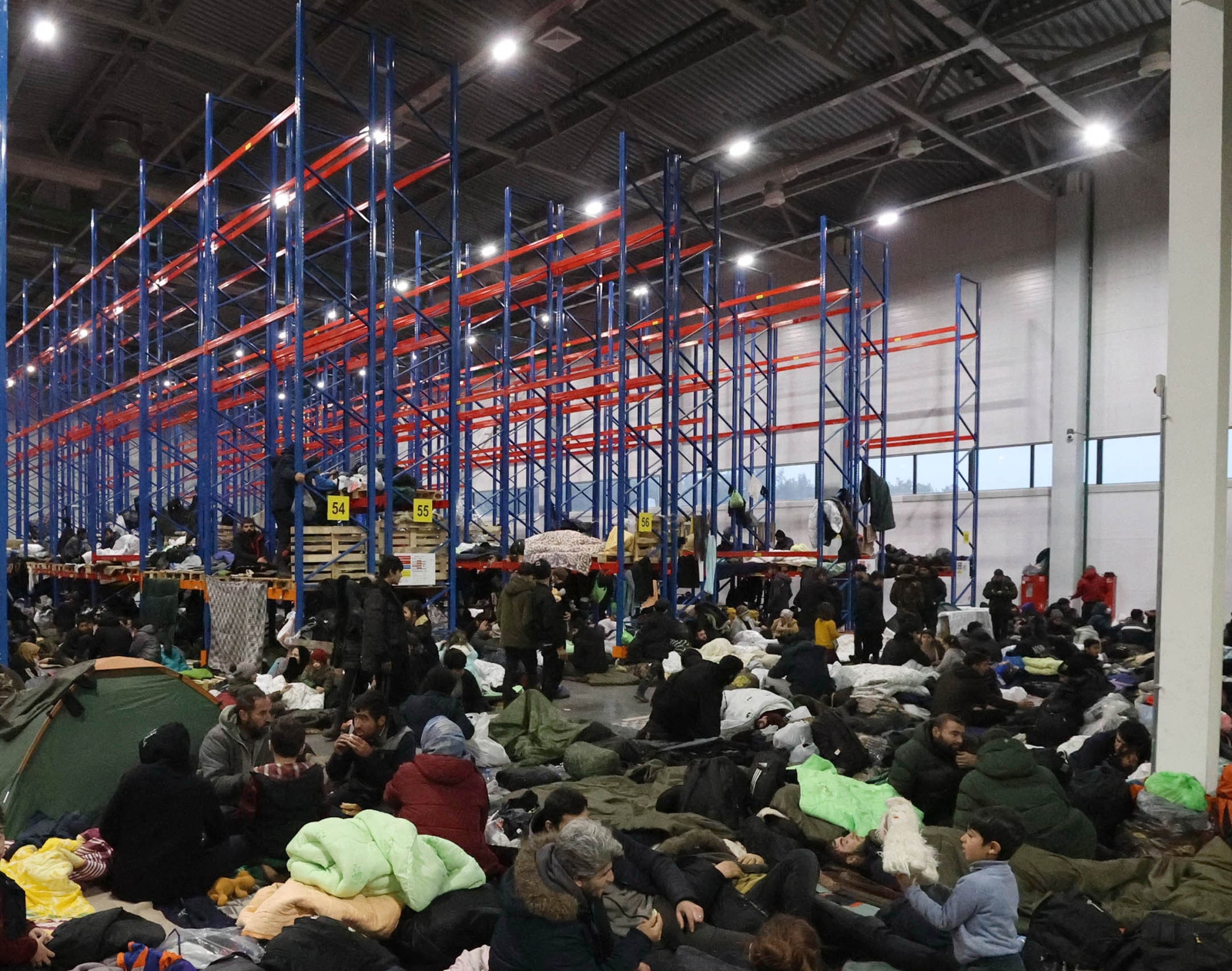 BM Temsilcileri Belarus’ta Göçmenlerin Kaldığı Lojistik Merkezini Ziyaret Etti