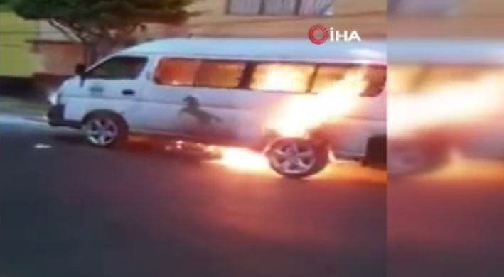 Minibüs çarptığı motosikleti metrelerce sürükledi