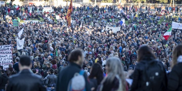 İtalya’da binlerce kişi Yeşil Geçiş sertifikasını protesto etti