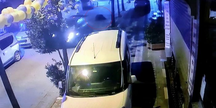 Aracın bagaj kısmı açıldı, tekstil ürünleri yola döküldü