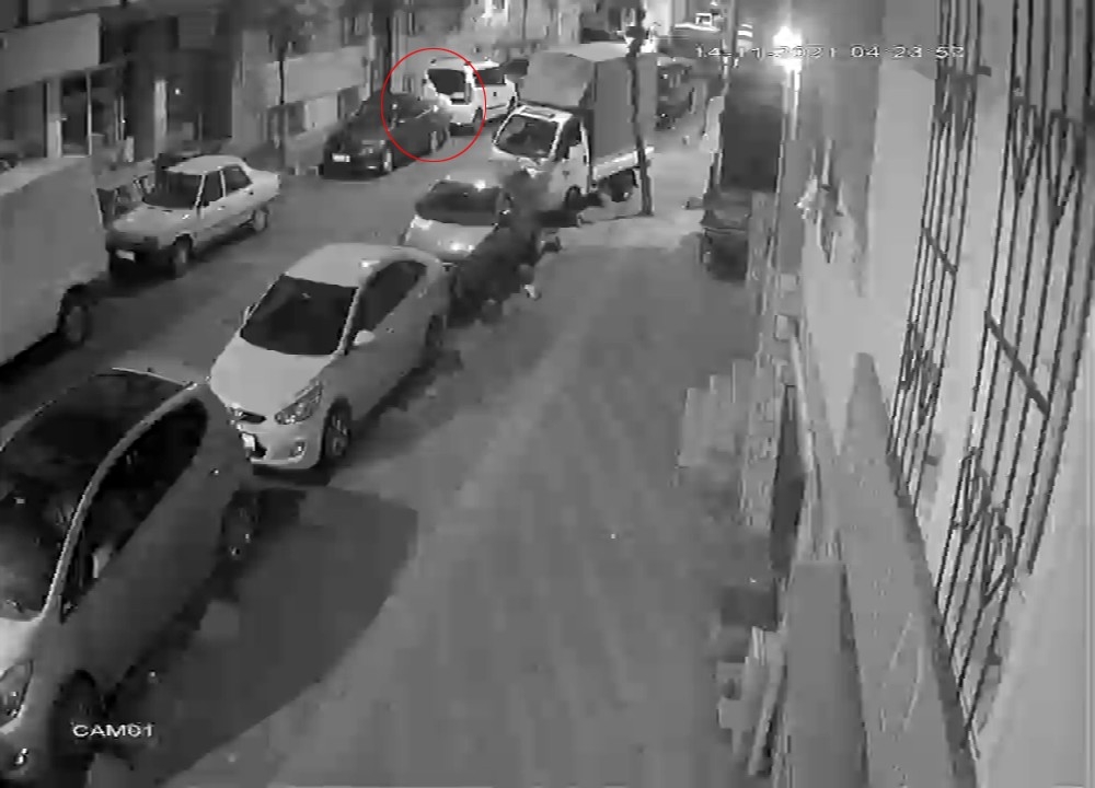 İstanbul’da çalıntı plakalı araçla iki iş yerini soyan hırsızlar yakalandı