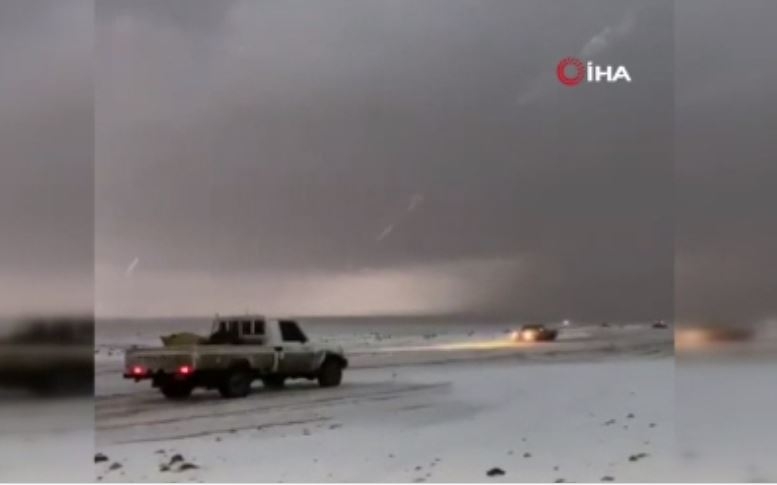 Suudi Arabistan’a kar yağdı