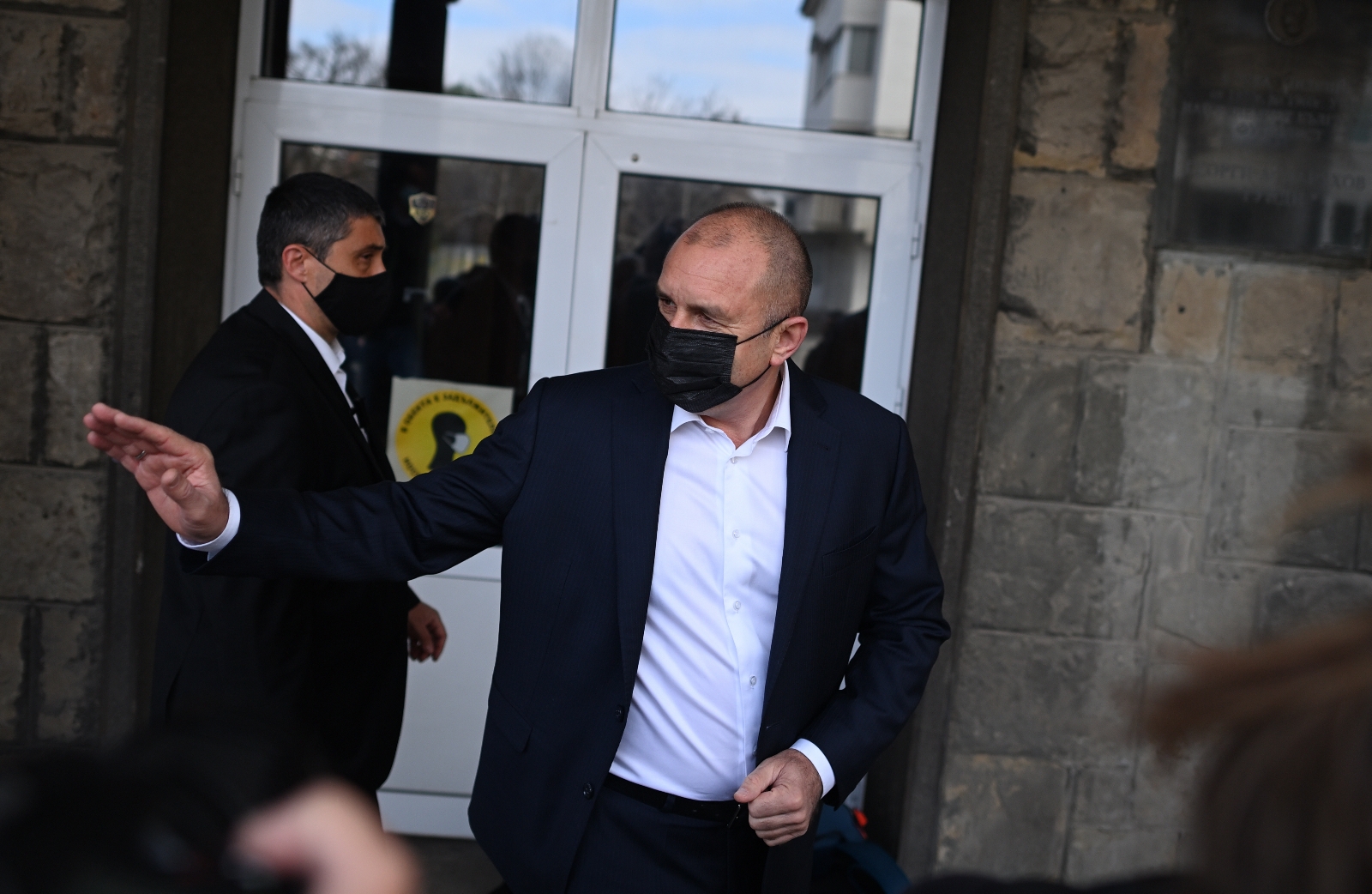 Sandık çıkış anketlerine göre, Bulgaristan’daki cumhurbaşkanlığı seçimini Radev kazandı
