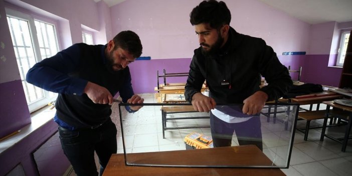 Bitlis'te Üniversite Öğrencileri Ara Tatilde Köy Okulunu Onardı