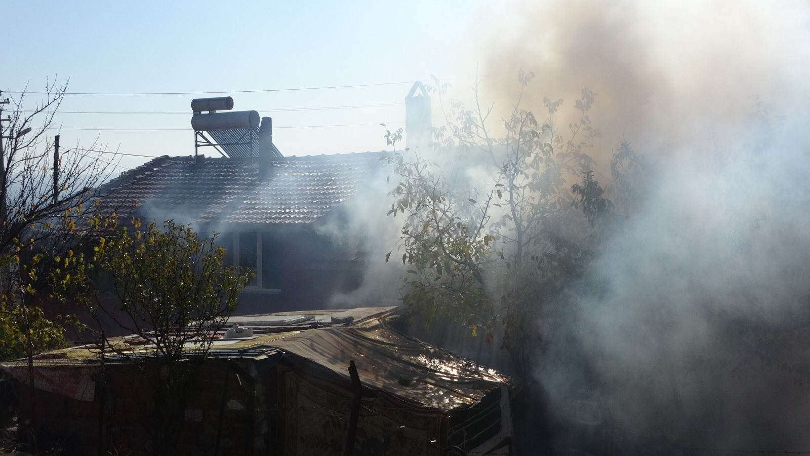 Silahlı kavgada yaralanan genç hayatını kaybetti, mahalle savaş alanına döndü