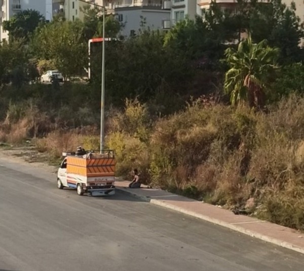 Geri dönüşüm işçisinin kaldırımda namaz molası