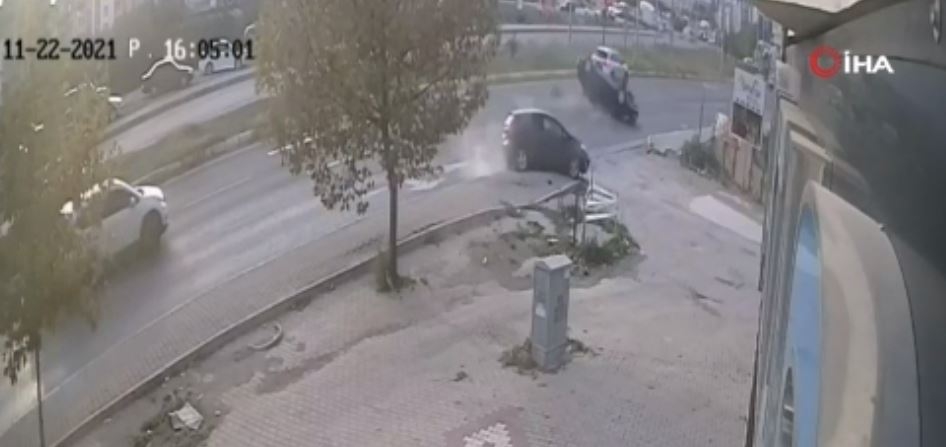 Edremit’te otomobilin takla atarak ters döndüğü kaza kameraya yansıdı