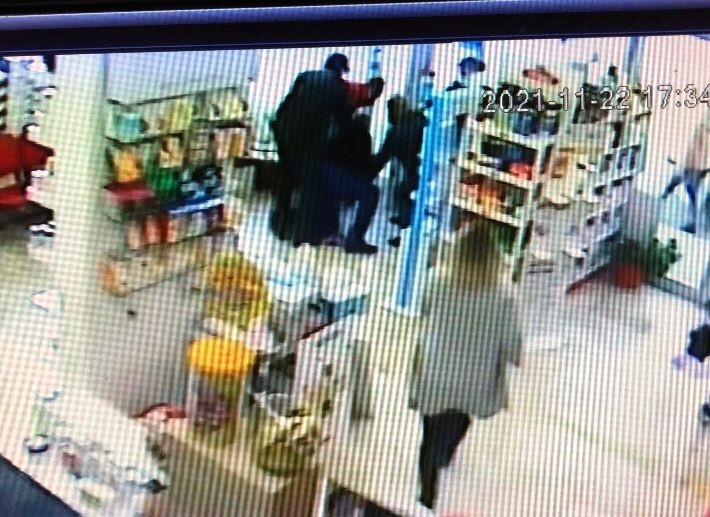 Başkent’te reçetesiz ilaç almaya kalkan şahıs eczaneyi birbirine kattı