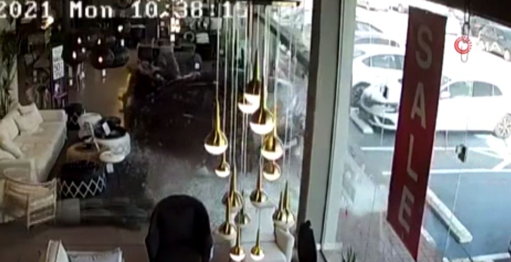 İsrail’de 83 yaşındaki sürücü aracıyla mağazaya daldı: 2 yaralı